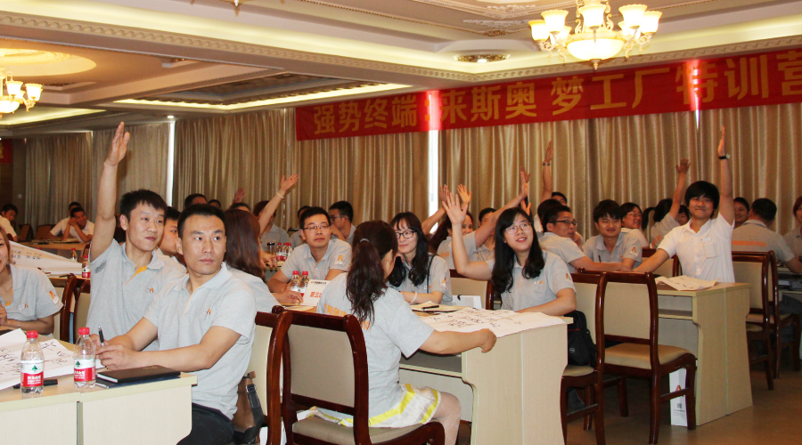 来斯奥学员认真听讲集成吊顶知识