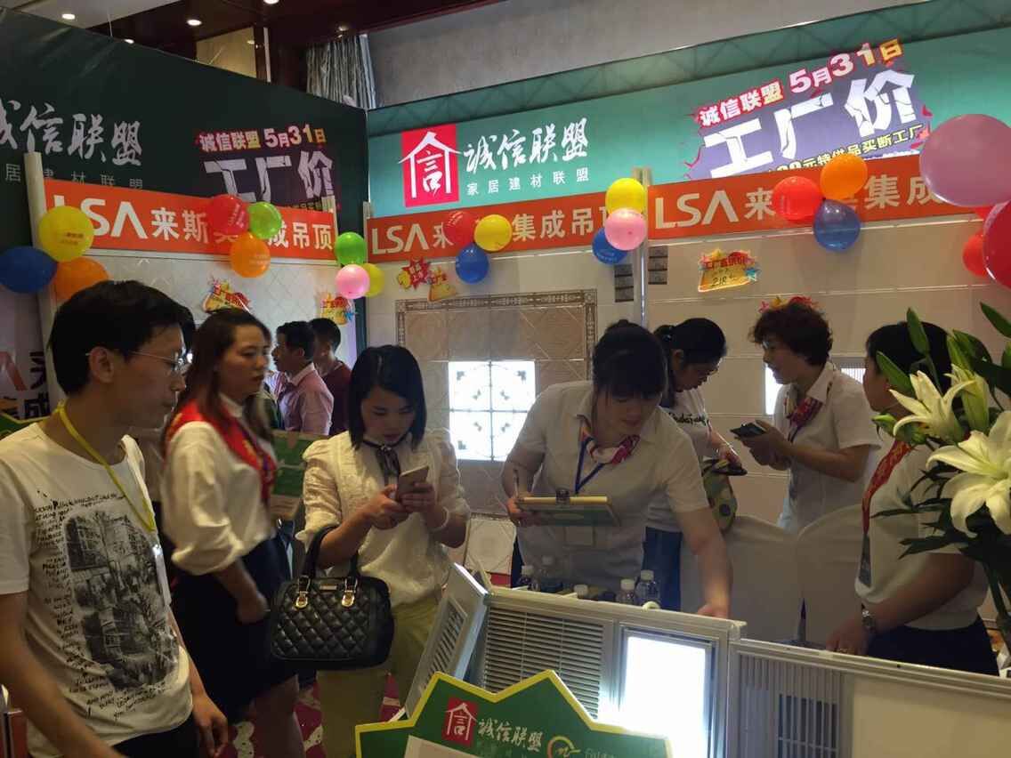 来斯奥展位 热闹非凡